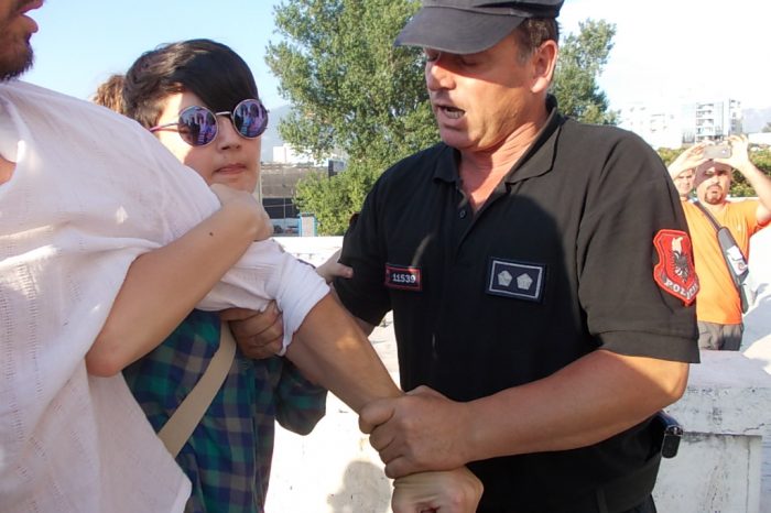 Policia na terhoqi zvarre, u perplaste kokat njerezve ne furgona! Avokatet: Po i rrahin te rinjte ne komisariat (FOTO/VIDEO)