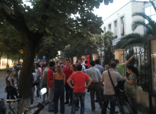 Lirohen te rinjte e ndaluar me shenja dhune, grumbullim para Drejtorise se Policise. Per here te pare radikalet organizohen politikisht