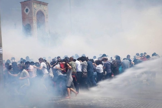 EKSKLUZIVE/Deshmia shokuese e nje protestuese ne Ankara: policia hynte dhe ne ambiente private per te arrestuar njerezit