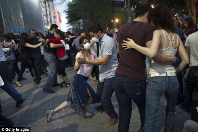 Turqit sfidojne urdhrat e kryeministrit me tango e maska gazi (FOTO)