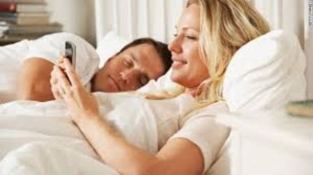 Sondazhi, 62% e femrave dhe 48% e meshkujve nderpresin marredhenien seksuale per t’u marre me telefonin