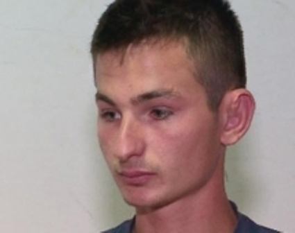 20 vjecari i cili endet rrugeve te Tiranes pa ngrene dhe nuk ka nje vend per te fjetur