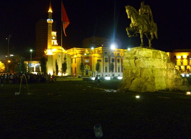 EKSKLUZIVE - Fotot kur Bashkia nis vaditjen e lulishtes teksa romet protestonin...