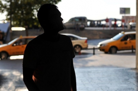 Myslimanet Gay ne Turqi: Te ngecur midis fese dhe seksualitetit