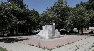 Ekstremiste islamike qe kundershtojne monumentin e Nene Terezes