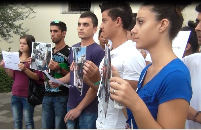 Me ne fund: Te rinjte rome organizohen vete dhe protestojne... Ky eshte vetem fillimi