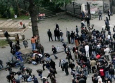 21 janari, demonstruesit dhe vrasesit denohen njelloj!