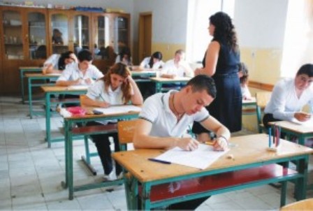 Qindra mesues ne radhe per 1 ore te lire pune