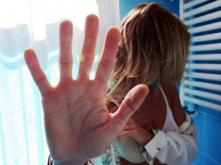 Tirane, 25-vjecari perdhunon te mituren angleze ne banjen e lokalit