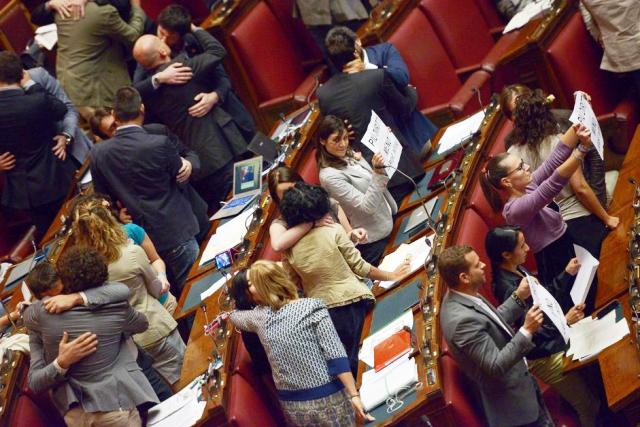 (FOTO/VIDEO) Deputetet shkembejne puthje mes te njejtit seks gjate votimit te ligjit kunder homofobise