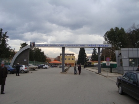 Mjeket dhe pedagoget protestojne ne mbrojtje te ambienteve te tyre