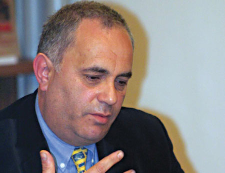 "E mo le te martohen", thote Artan Fuga. Pastaj sakteson: as i mbeshtes, as i denoj