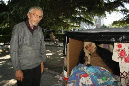 Vdes ne Durres 87 vjecarja e nxjerre ne rruge. Totozani akuzon Berishen, Dorian Matlija akuzon Vangjush Dakon