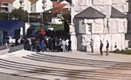 VIDEO/Momenti kur huliganet ndihmohen nga Kisha