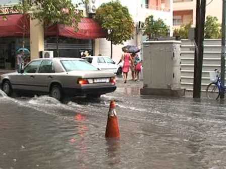 Tirane, reshjet e shiut shkaktojne permbytje
