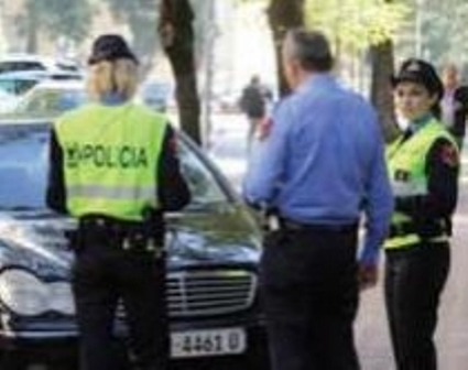Parkimi i makinave ne trotuar, gjobiten deputetet
