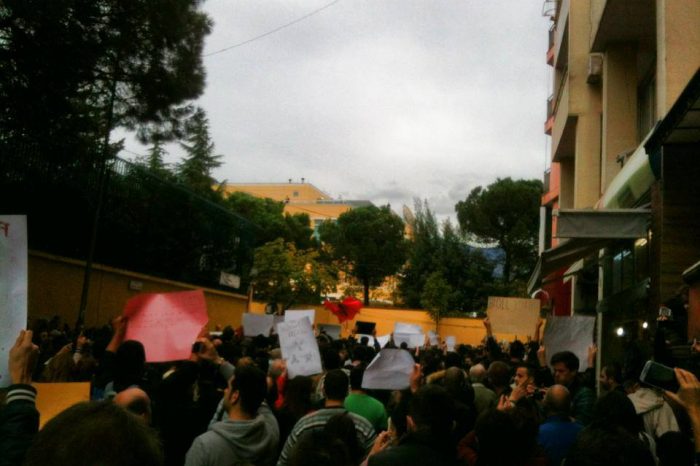 "Duajeni atdheun si Kryeministri Ameriken": E para proteste para Ambasades Amerikane