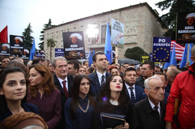 E paprecedente: Politikanet mbahen larg nga protesta qytetare. Te rinjte: "Politika jemi ne"