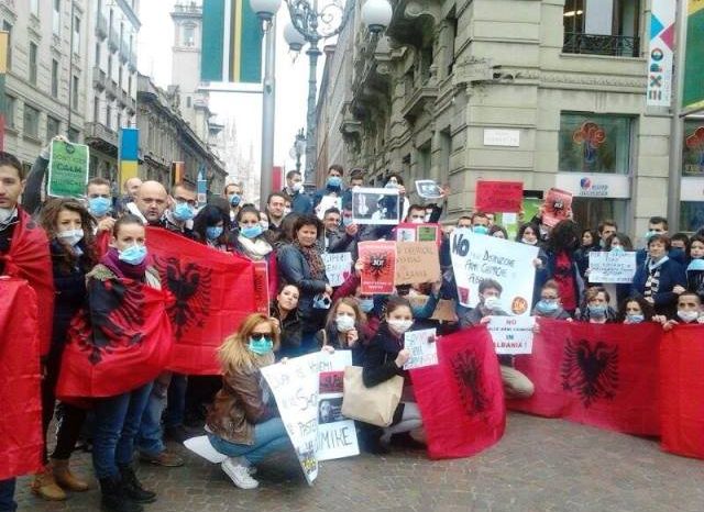 Shqiptaret e Italise protestojne nga Milano kunder armeve kimike qe mund te vijne ne Shqiperi...
