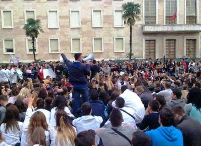 Shenje pjekurie, vendosmerie dhe civilizimi, protestuesit gdhihen para Kryeministrise