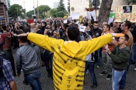 Nuk percahen protestuesit, por fut hundet nje i keqperdorur i politikes