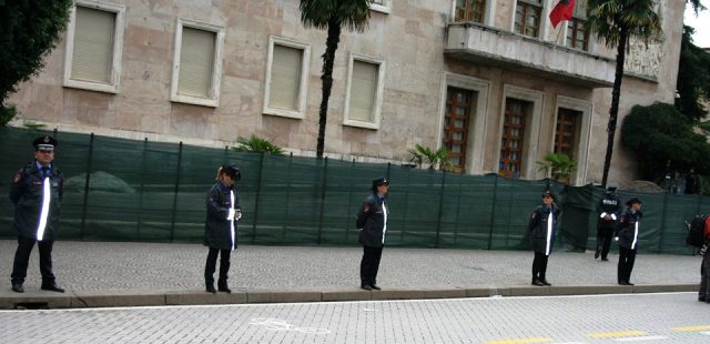 Protesta e opozites, policet femra mbrojne Kryeministrine