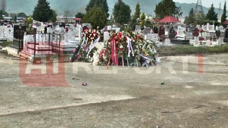 Shqiptarja.com raporton se ne Sharre njerezit varrosen ne rruge (perfshire Olldashin)