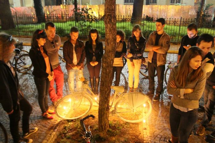 Ecovolis proteste te heshtur ne bulevard pas vrasjes se nje ciklisti: Rruga eshte e te gjitheve