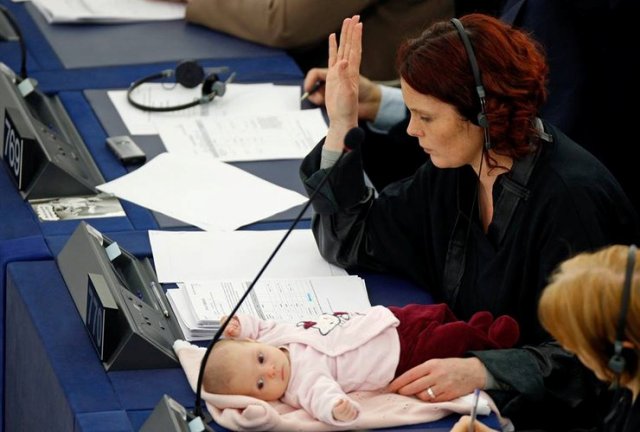 Eurodeputetja, ne Parlament bashke me foshnjen!
