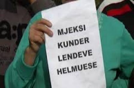 Armet kimike, nxenes e qytetare protestojne ne Elbasan
