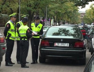 Policia rrugore nis te arrestoje shoferet/ Deputetet heqin makinat nga trotuari