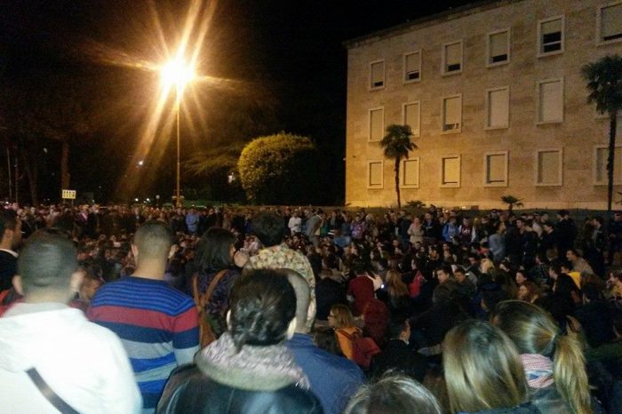 Vazhdon protesta. 18-19 vjecaret nder me te perkushtuarit