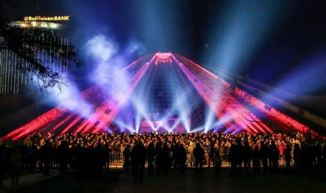 Shpeton Piramida, “vishet” me ngjyrat e festes