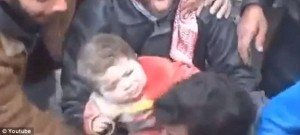 VIDEO kur nxirret gjalle nga rrenojat e bombave ne Siri nje femije...