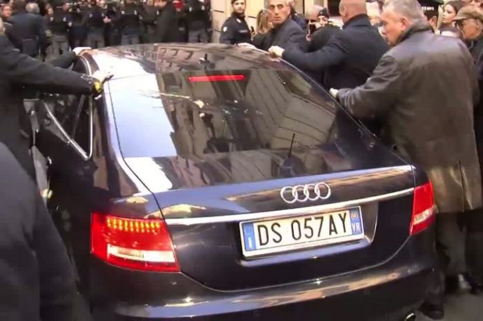 Renzi riciklon Berlusconin (VIDEO) - Veze dhe thirrje "TURP" (FOTO)