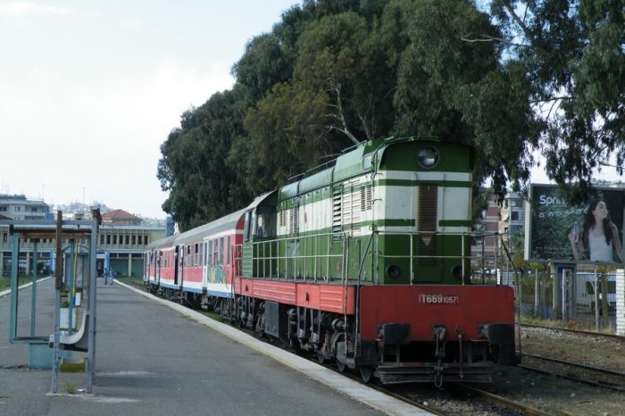 Nje tur i britanikeve me tren permes Kosoves, Maqedonise dhe Shqiperise
