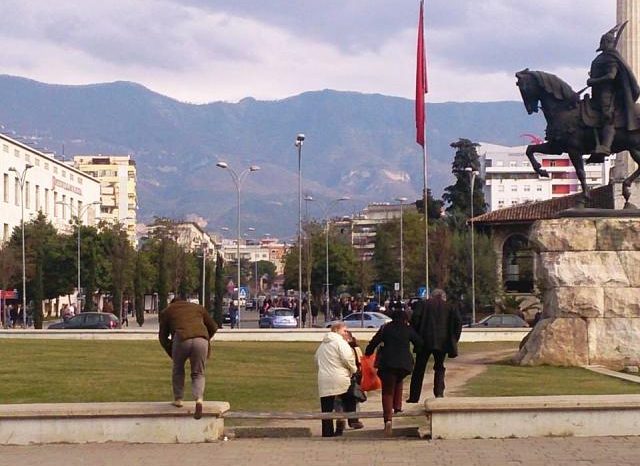 Ben Blushi pyeste dikur: Si t'ia bej te shkoj te Skenderbeu?