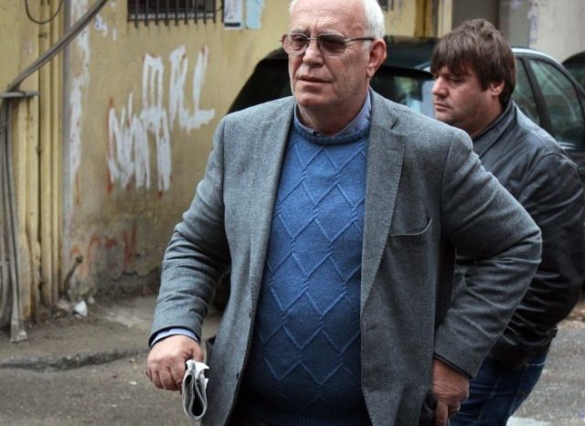 Ky njeri behet gjithmone zedhenes i "puneve me klecka" (te piseta!)