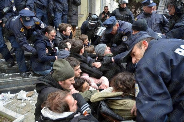 Protesta para Rektoratit te UP. Arrestohen 27 studente, disa me lendime fizike/VIDEO