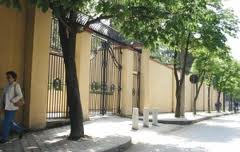 Çante e dyshimte prane ambasades se SHBA ne Tirane