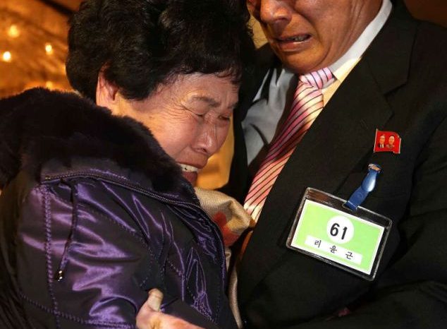 Foto/Lote gezimi teksa Koreja e Veriut lejon familjaret e mbetur ne Korene e Jugut te kalojne kufirin pas 6 dekadash