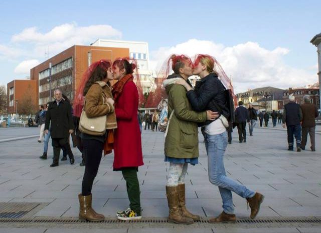 Provokimi artistik i Haveit: Kater vajza puthen ne sheshin Nene Tereza