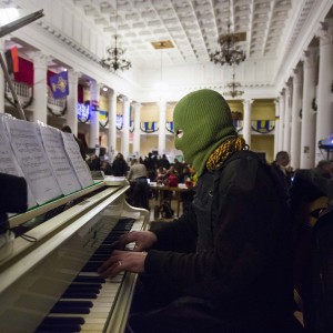 Pianisti qe luan per revolucionaret me fytyre te mbuluar