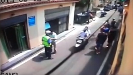 Kur policia rrugore ushtron dhune (Video)