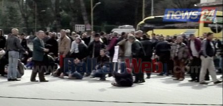 Foto/Protestat e furgonave, perplasje me policine