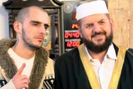 Imam i Xhamise se Madhe ne Prishtine falenderon reperin per kengen fashiste (Video)