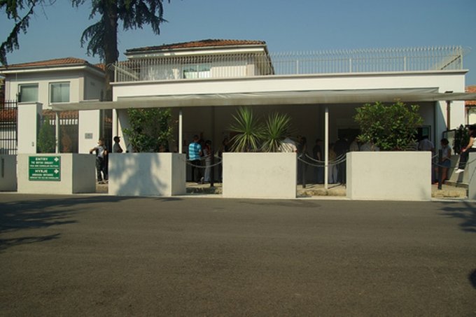 Alarm per bombe ne Ambasaden Britanike