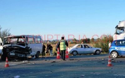 Perplaset furgoni, 2 te vdekur e 3 te plagosur rende