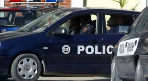 Tentojne te grabisin nje grua ne Tirane, ndiqen nga patrulla dhe plagosin nje polic