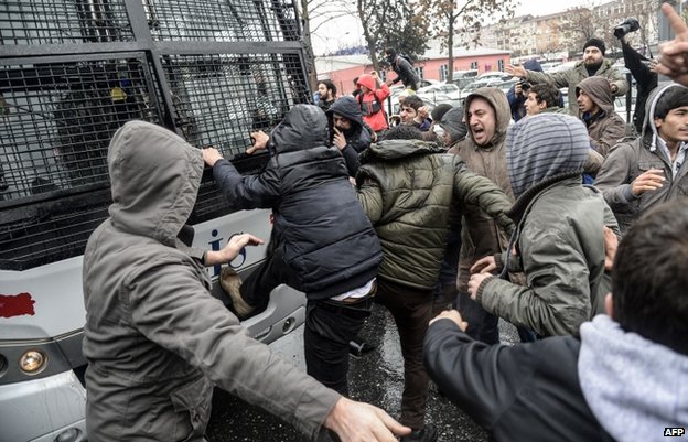 Protesta dhe perplasje me policine pas vdekjes se 15-vjecarit